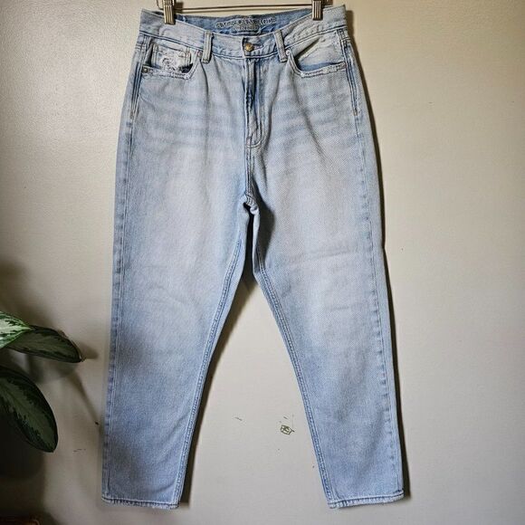 EUC AMERICAN EAGLE OUTFITTERS LIGHT WASH MOM JEANS SIZE 8 - Picture 1 of 16